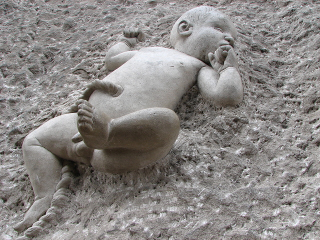 dítě vytesané do betonu.jpg