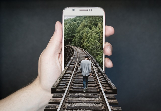 bílý telefon